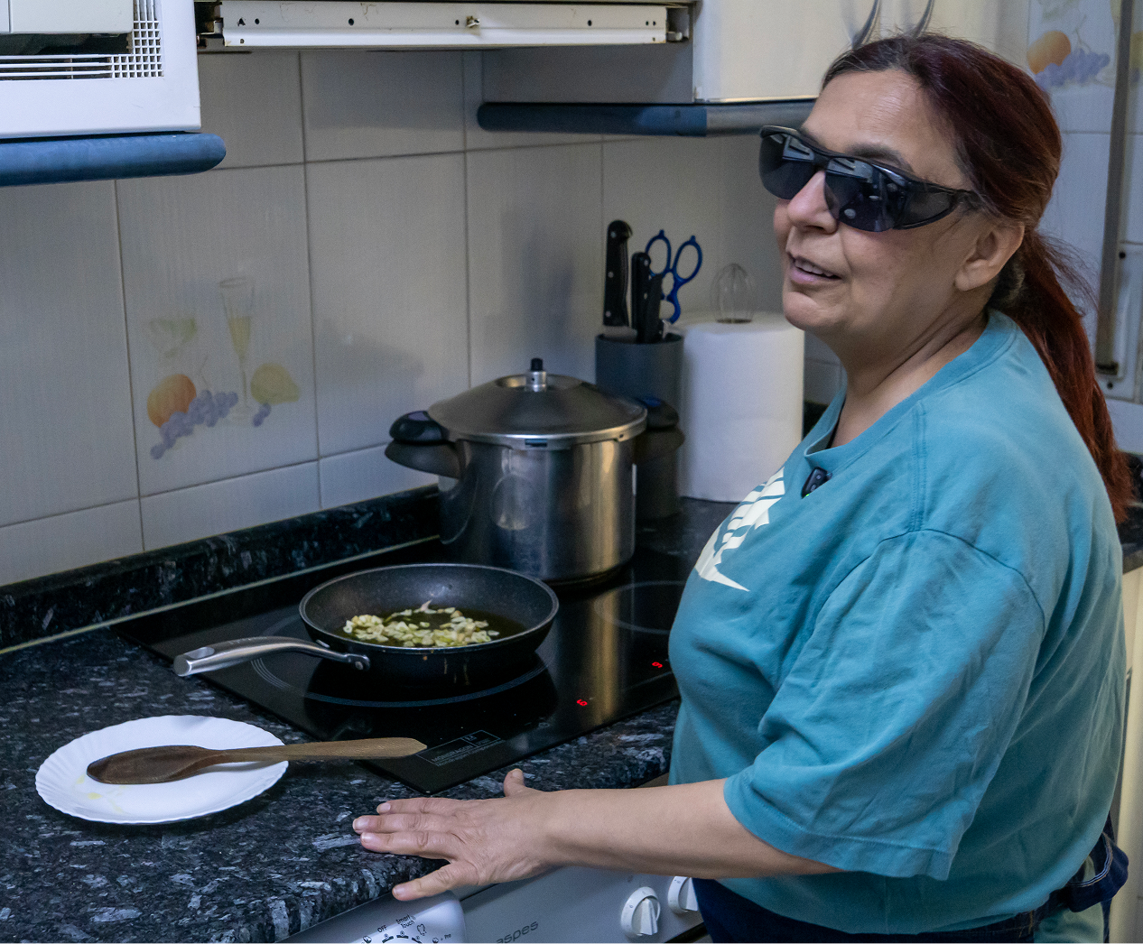 Persona ciega cocinando de forma autónoma con la placa Inntro