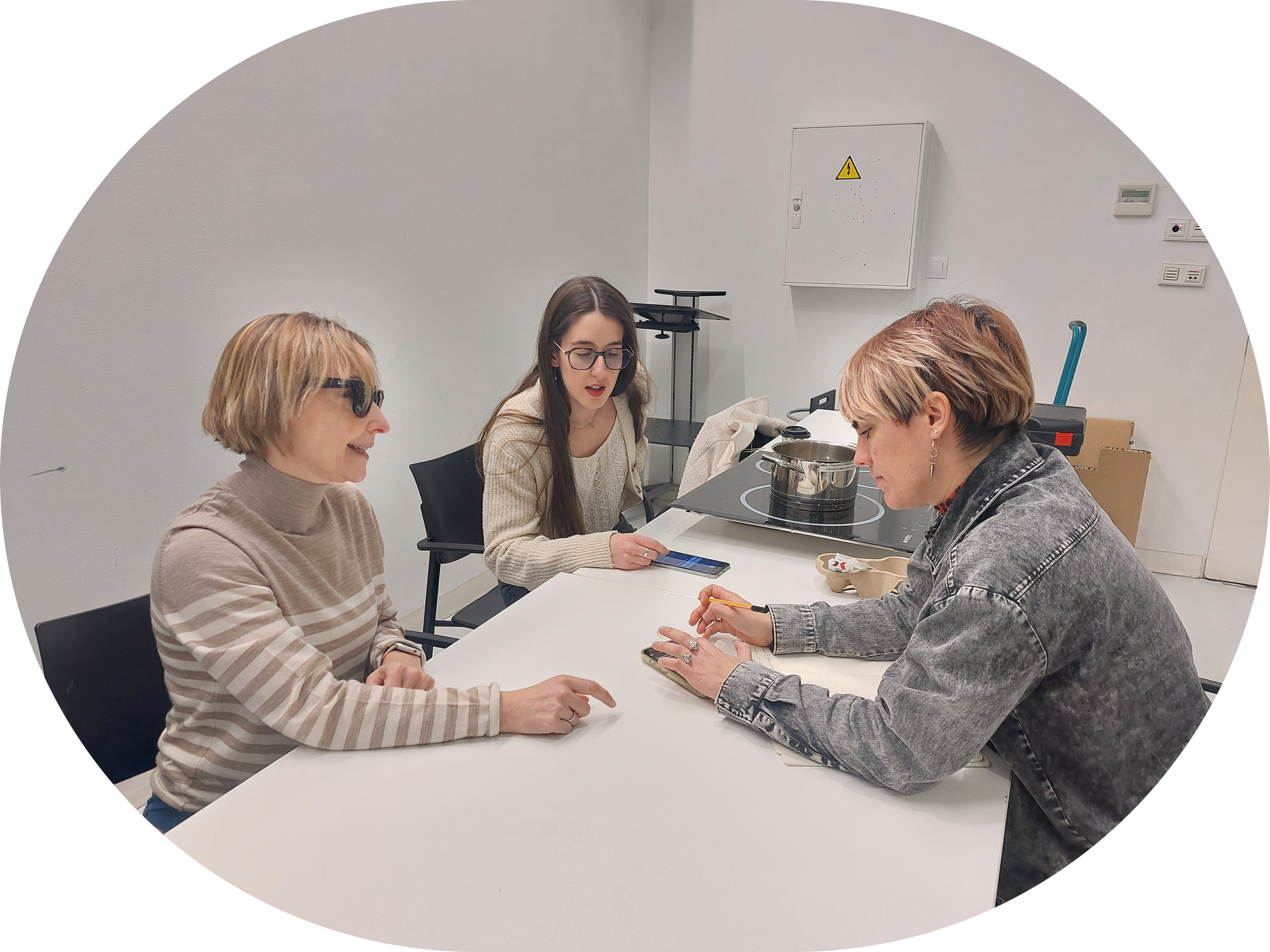 Equipo Inntro reunido alrededor de una mesa de cocina